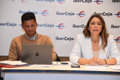 Virginia Martínez junto al secretario de la Arandina, Francisco Galán, en la polémica asamblea del 21 de octubre.