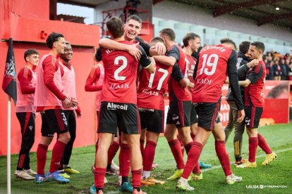 Los jugadores rojillos celebran sobre el césped de Anduva.