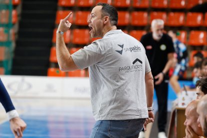 Roi Sänchez da instrucciones desde la banda durante el partido contra el Málaga en El Plantío.