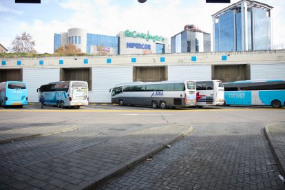 Archivo - Varios autobuses en la estación de autobuses de Méndez Álvaro, a 30 de diciembre de 2022, en Madrid.