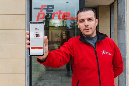 Juan Ramón Parte, con la app que trabaja su empresa.