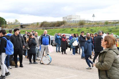 Protesta contra la directiva de la Arandina en el exterior del estadio Juan Carlos Higuero.