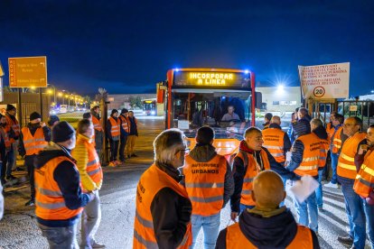 Un autobús a punto de salir para incorporarse a los servicios mínimos se topa con los piquetes a la puerta de las cocheras.