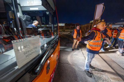 Uno de los piqueteros habla a sus compañeros frente a un autobús de servicios mínimos.