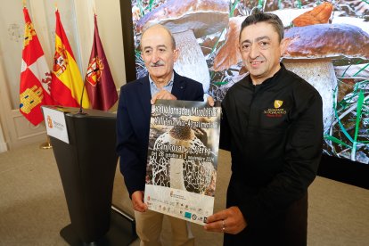 Ramiro Ibáñez y Nacho Rojo, durante la presentación de las Jornadas Micológicas de Canicosa.