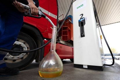 Imagen del HVO que llena el depósito de un camión. Si es un modelo Euro 6 no necesitará hacer ningún arreglo para utilizar el biocombustible HVO.