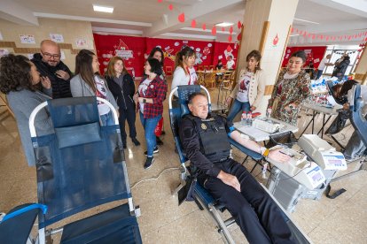 La solidaridad bullía en el salón habilitado para esta jornada masiva de donación de sangre.