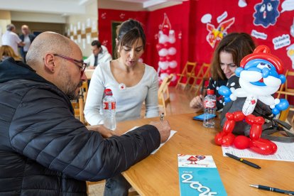 Varios participantes rellenan el formulario previo a donar. El espacio, decorado con mimo, animaba a ello.