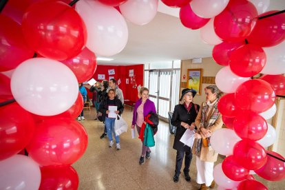 Varias personas aguardan su turno para sumarse a la jornada ‘Dona tu magia’ del colegio Sagrado Corazón de Jesús.