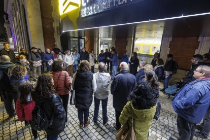 La asamblea de constitución de la plataforma se celebró en la calle tras la negativa del Ayuntamiento a ceder un espacio municipal.