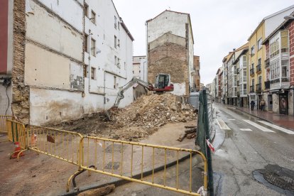 El inmueble de la calle Santa Clara ha quedado reducido a escombros y apenas quedan por recoger.