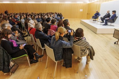 La cita de la dupla escritor y científico llenó el salón de actos del Museo de la Evolución Humana.