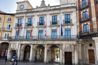 Las banderas del Ayuntamiento de Burgos ondean a media asta en señal de duelo por las víctimas de la Dana en el Levante, Andalucía y Castilla La Mancha.