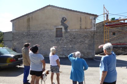 Mujeres mirando al horizonte, en Marmellar de Arriba. igual que en la pintura.