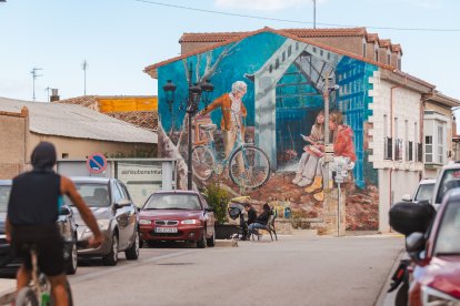 La intervención artística de Regue Mateos en Quintanadueñas hace un guiño al deporte físico y al mental