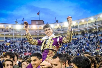 Imagen de Jarocho saliendo a hombros.