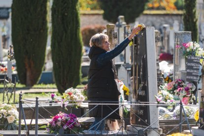 Engalanar las sepulturas con la limpieza es también parte de las costumbre.