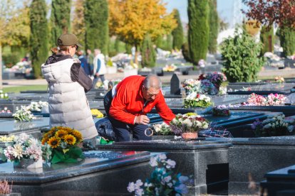 Recuerdos y flores llenan el camposanto que vivió una jornada de sol.