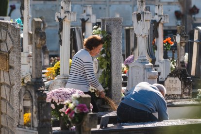 Recuerdos y flores llenan el camposanto que vivió una jornada de sol.