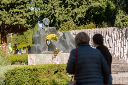 Recuerdos y flores llenan el camposanto que vivió una jornada de sol.