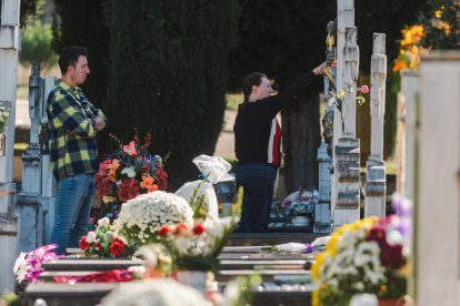 Recuerdos y flores llenan el camposanto que vivió una jornada de sol.