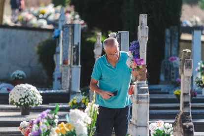 Recuerdos y flores llenan el camposanto que vivió una jornada de sol.