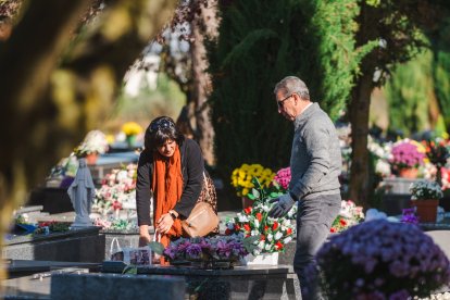 Recuerdos y flores llenan el camposanto que vivió una jornada de sol.