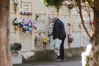 Recuerdos y flores llenan el camposanto que vivió una jornada de sol.