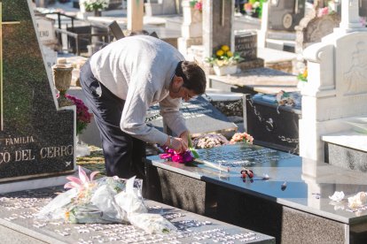 Recuerdos y flores llenan el camposanto que vivió una jornada de sol.