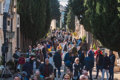 Recuerdos y flores llenan el camposanto que vivió una jornada de sol.