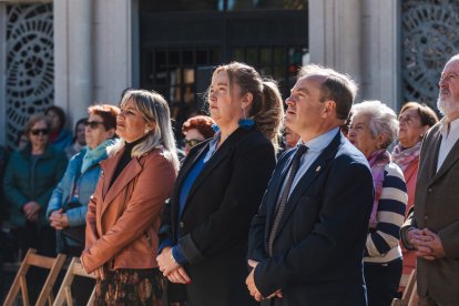 Recuerdos y flores llenan el camposanto que vivió una jornada de sol.