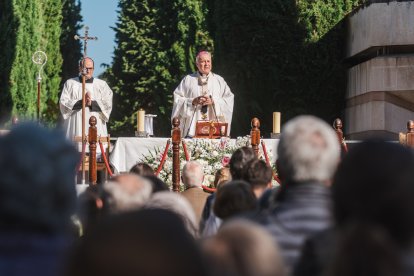 Recuerdos y flores llenan el camposanto que vivió una jornada de sol.