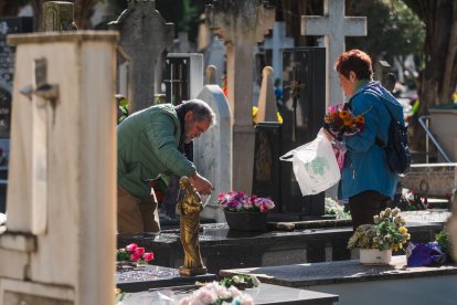 Recuerdos y flores llenan el camposanto que vivió una jornada de sol.