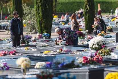 Recuerdos y flores llenan el camposanto que vivió una jornada de sol.