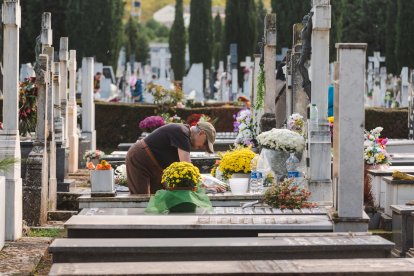 Recuerdos y flores llenan el camposanto que vivió una jornada de sol.