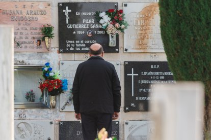 Recuerdos y flores llenan el camposanto que vivió una jornada de sol.