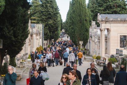 Recuerdos y flores llenan el camposanto que vivió una jornada de sol.