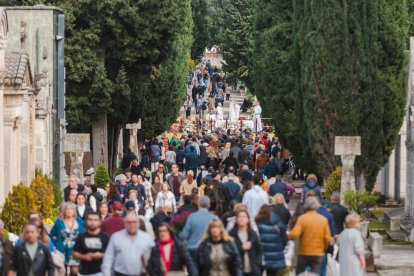 Recuerdos y flores llenan el camposanto que vivió una jornada de sol.