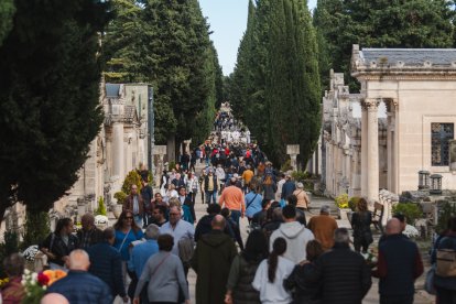 Recuerdos y flores llenan el camposanto que vivió una jornada de sol.