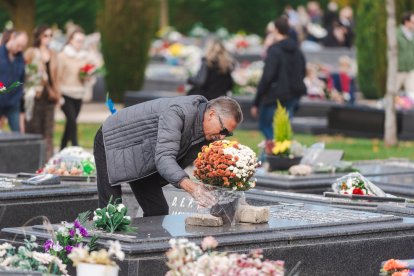 Recuerdos y flores llenan el camposanto que vivió una jornada de sol.