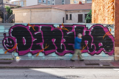 Vallado de obra vandalizado, en la capital burgalesa.