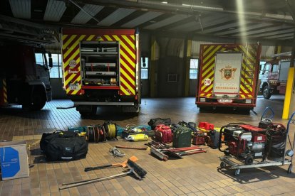 Los Bomberos y el Grem ya están en Valencia. Y continúa la recogida de alimentos y material de ayuda.