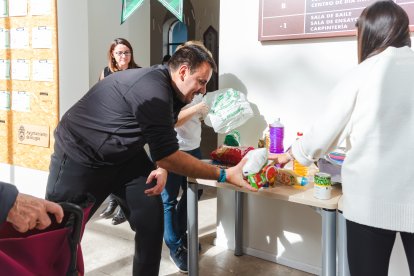 Los Bomberos y el Grem ya están en Valencia. Y continúa la recogida de alimentos y material de ayuda.