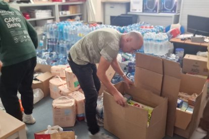 Los Bomberos y el Grem ya están en Valencia. Y continúa la recogida de alimentos y material de ayuda.