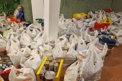 Los Bomberos y el Grem ya están en Valencia. Y continúa la recogida de alimentos y material de ayuda.