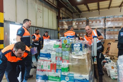 Voluntarios de Protección Civil preparan un pale con ayuda.