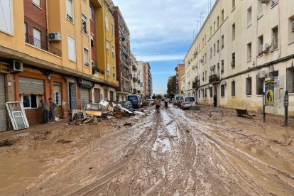 Una de las calles cubiertas de lodo tras el paso de la DANA.