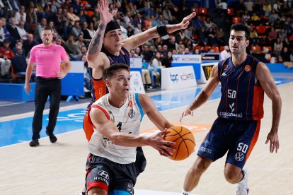 Jacobo Díaz se aproxima a un jugador del Valladolid para frenar su ataque a canasta.