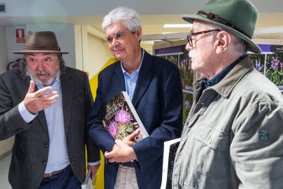 Durante cuatro años Miguel Ängel Pinto (i), Javier María García y Eudald Carbonell han recorrido las sierra de Atapuerca rastreando sus pequeñas flores.