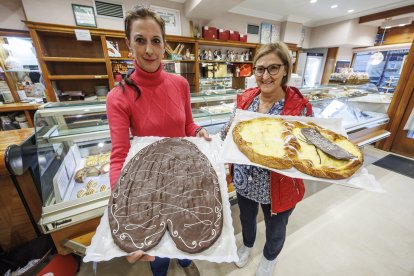 Patricia y Milagros García Puente posan con una versión XL de sus tradicionales palmeras y raquetas. Junto a los tres hermanos que se encargan del obrador custodian el legado artesano de Silma.